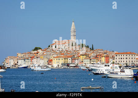 ROVINJ, Kroatien - SEPTEMBER 12: Boote und Schiffe in der Marina mit den alten Gebäuden der Stadt im Hintergrund am 12. September, 20 Stockfoto