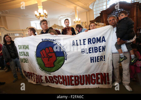 Hamburg, Deutschland. 17. Sep, 2015. Befürworter einer Roma-Gruppe versammeln, um ihre Abschiebung in der St. Michael Kirche in Hamburg, Deutschland, 17. September 2015 zu protestieren. Rund 40 Roma, darunter Erwachsene und Kinder versammelten sich für einen Protest gegen Abschiebung und für das Recht von ihren Familien, ihren Wohnsitz in Deutschland, sagte ein Sprecher der Fraktion. Foto: CHRISTIAN CHARISIUS/Dpa/Alamy Live News Stockfoto