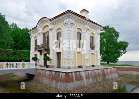 Eremitage Pavillon im unteren Garten. Peterhof-Palast.  Sankt-Petersburg, Russland - 3. Juni 2015 Stockfoto