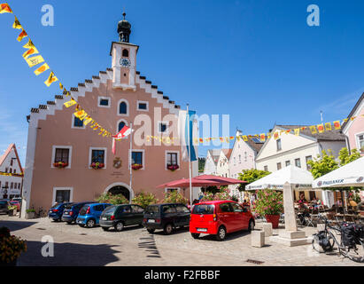 Malerische Gebäude, Barock, Fahnen, Festival, Rathaus Dorf Dietfurt, Bayern, Deutschland Stockfoto