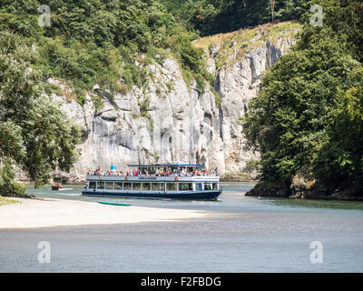 Sightseeing-Boot Fluss Donau von Kehlheim zum Kloster Weltenburg, vorbei an Danube Durchbruch Stockfoto