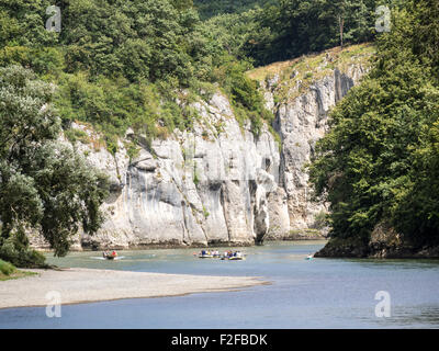 Sightseeing-Boot Fluss Donau von Kehlheim zum Kloster Weltenburg, vorbei an Danube Durchbruch Stockfoto