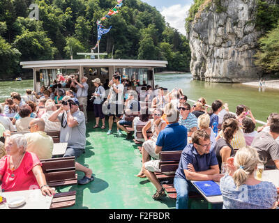 Sightseeing-Boot Fluss Donau von Kehlheim zum Kloster Weltenburg, vorbei an Danube Durchbruch Stockfoto