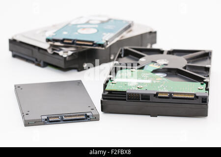 Festplatte neben Ssd-Festplatte (solid-State Drive) i. isoliert auf weißem Hintergrund. Stockfoto
