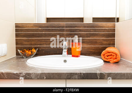 Nahaufnahme von einem Waschbecken in einem modernen Badezimmer Interieur. Stockfoto
