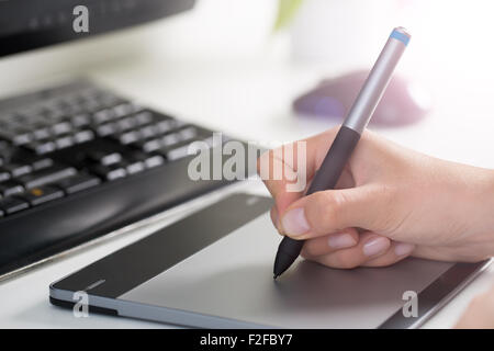 Grafik-Designer bei der Arbeit. Swatch Farbmuster. Stockfoto