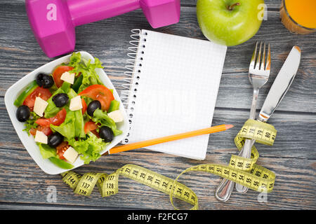 Training und Fitness Diät kopieren Raum Tagebuch auf Holztisch. Stockfoto