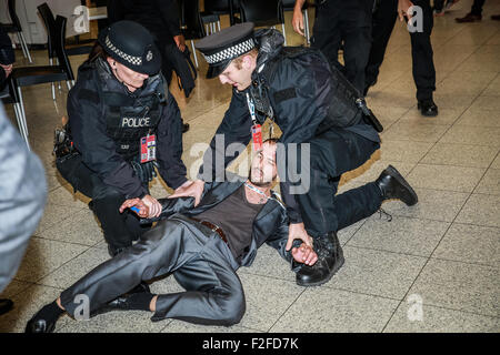 DSEI, EXCEL, London, UK; 16. September 2015; Demonstrant eingegeben Arme Messe Namensschilder militärisches Personal fotografieren; Foto: Denis Bokeh/Alamy Live-Nachrichten Stockfoto