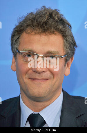 Johannesburg, Südafrika. 21. November 2008. FIFA-Secretary General Jérôme Valcke (L) beteiligt sich an einer Pressekonferenz in Johannesburg, Südafrika, 21. November 2008. Einen Tag vor der Zeichnung von Gruppen für den Confed-Cup, lobte Valcke WM-Gastgeber Südafrika. Foto: Gero Breloer/Dpa/Alamy Live News Stockfoto