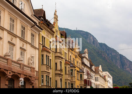 Ansicht der Gebäude in der Straße, Bozen Stockfoto