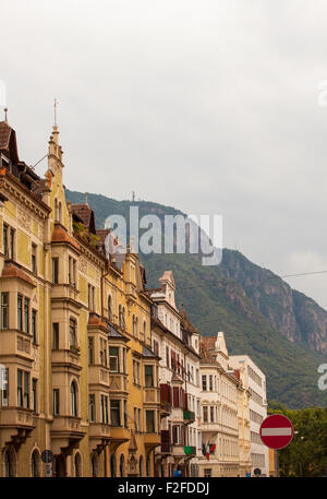 Ansicht der Gebäude in der Straße, Bozen Stockfoto