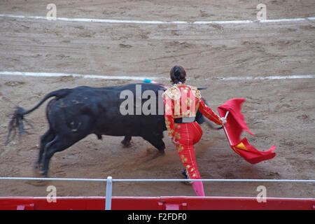 Stierkämpfer und ein Stier in einem der größten Arenen in Barcelona während einer spanischen nationalen Unterhaltung - Corrida (Stierkampf Stockfoto