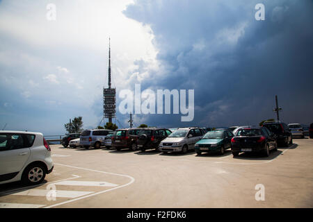 Fernsehturm in den Bergen. Torre de Collserola Aussichtsturm befindet sich auf dem Hügel Tibidabo, Barcelona, Spanien Stockfoto