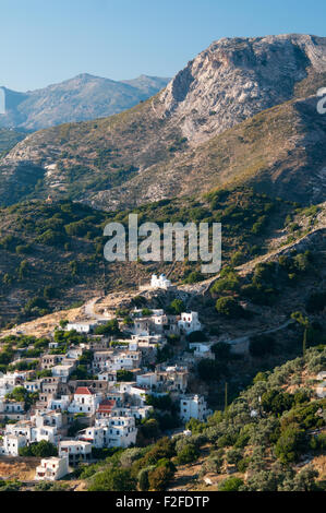 Dorf von Filoti umarmt Hügel in Tragea im Landesinneren Hill Strecke der griechischen Insel Naxos, Cyclades Archipel Stockfoto