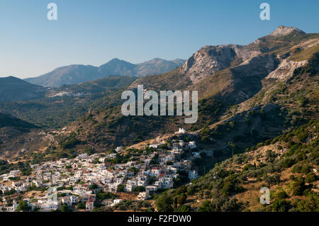 Dorf von Filoti umarmt Hügel in Tragea im Landesinneren Hill Strecke der griechischen Insel Naxos, Cyclades Archipel Stockfoto