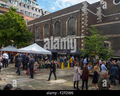 Essensstände in St James Church Markt in Piccadilly Stockfoto