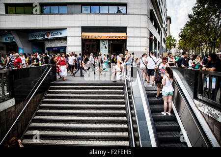 El Triangle Mall und Cafe Zürich, in Barcelona, Spanien. Stockfoto