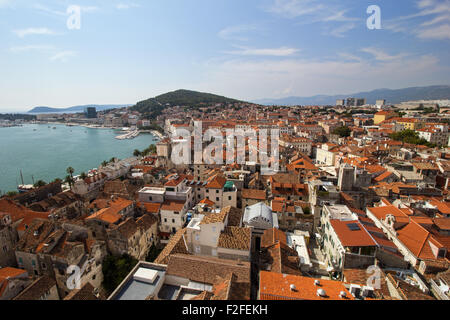 Blick auf Split historischen Diokletian Palast, Altstadt und Marjan-Hügel von oben in Kroatien. Stockfoto