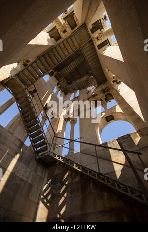 Treppen im Inneren der Glocke Turm der Kathedrale des Heiligen Domnius an der Diokletianpalast in Split, Kroatien, Ansicht von unten. Stockfoto