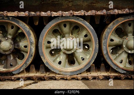 Detail mit alten Panzerketten und Räder gedreht Stockfoto