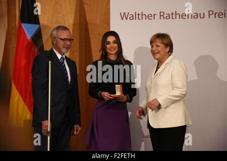 Berlin, Deutschland. 17. Sep, 2015. HRM Königin Rania von Jordanien (Mitte) erhält Walther-Rathenau-Award für internationale Politik im Rahmen einer offiziellen Zeremonie in das Auswärtige Amt. (Rechts) Bundeskanzlerin Angela Merkel statt Rede vor Königin Rania´s humanitäre Bemühungen am Flüchtlingskrise im Nahen Osten. Bildnachweis: Jakob Ratz/Pacific Press/Alamy Live-Nachrichten Stockfoto