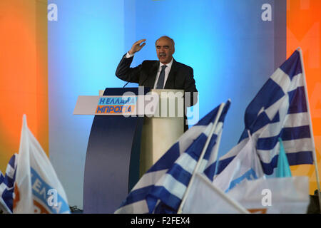 Athen, Griechenland. 17. Sep, 2015. Neue Oppositionsführerin Evangelos Meimarakis hält eine Rede während einer Wahlkampf-Kundgebung am Omonia-Platz in Athen, Griechenland, am 17. September 2015. Laut Meinungsumfragen auch am Sonntag Wahlen wird höchstwahrscheinlich in der Nähe nennen und Nea Dimokratia (ND) weder SYRIZA erhalten in der Nähe von gewinnen die absolute Mehrheit im Parlament. Bildnachweis: Marios Lolos/Xinhua/Alamy Live-Nachrichten Stockfoto