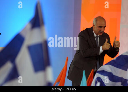 Athen, Griechenland. 17. Sep, 2015. Neue Oppositionsführerin Evangelos Meimarakis hält eine Rede während einer Wahlkampf-Kundgebung am Omonia-Platz in Athen, Griechenland, am 17. September 2015. Laut Meinungsumfragen auch am Sonntag Wahlen wird höchstwahrscheinlich in der Nähe nennen und Nea Dimokratia (ND) weder SYRIZA erhalten in der Nähe von gewinnen die absolute Mehrheit im Parlament. Bildnachweis: Marios Lolos/Xinhua/Alamy Live-Nachrichten Stockfoto