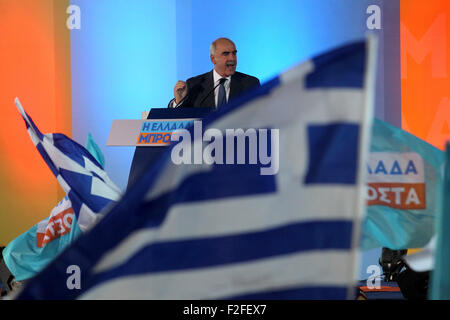 Athen, Griechenland. 17. Sep, 2015. Neue Oppositionsführerin Evangelos Meimarakis hält eine Rede während einer Wahlkampf-Kundgebung am Omonia-Platz in Athen, Griechenland, am 17. September 2015. Laut Meinungsumfragen auch am Sonntag Wahlen wird höchstwahrscheinlich in der Nähe nennen und Nea Dimokratia (ND) weder SYRIZA erhalten in der Nähe von gewinnen die absolute Mehrheit im Parlament. Bildnachweis: Marios Lolos/Xinhua/Alamy Live-Nachrichten Stockfoto