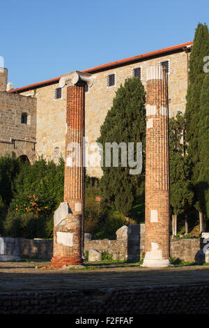 Ansicht der Spalten in der St. Giusto Roman ruins, Triest Stockfoto