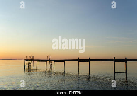 Bad Pier Silhouette bei Sonnenuntergang an der Küste der schwedischen Insel Öland in der Ostsee Stockfoto