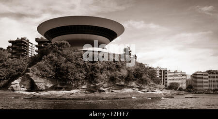 Niterói Museum für zeitgenössische Kunst (Museu de Arte Contemporânea de Niterói – MAC) in die Stadt Niterói, Rio De Janeiro, Brazi Stockfoto