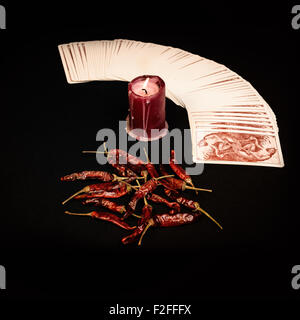 In der abgebildeten Karten öffnen Ventilator, eine rote Kerze und Paprika trocken. Stockfoto