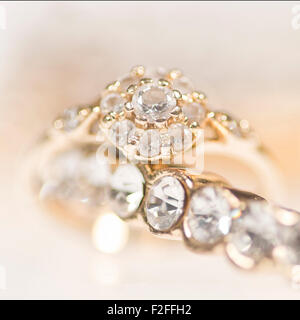 Gold Ring und Armband mit Bergkristall. Stockfoto