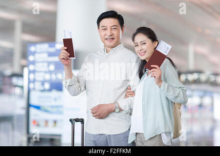 Älteres Paar am Flughafen Stockfoto