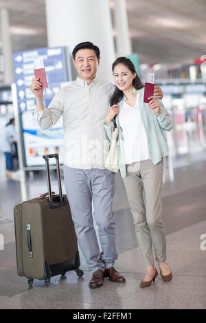 Älteres Paar am Flughafen Stockfoto