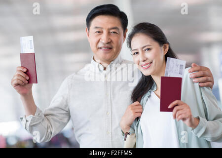 Älteres Paar am Flughafen Stockfoto