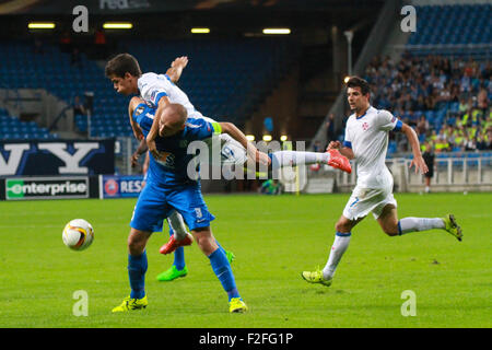 Poznan, Polen. 17. Sep, 2015. Europea Liga Fußball. Lech Poznan gegen Belenses. Lukasz Tralka (Lech) und Andre Geraldes (Belenenses) Credit: Action Plus Sport/Alamy Live News Stockfoto