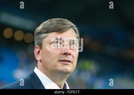 Poznan, Polen. 17. Sep, 2015. Europea Liga Fußball. Lech Poznan gegen Belenses. Manager Maciej Skorza (Lech) Uhren Spiel Credit: Action Plus Sport/Alamy Live News Stockfoto