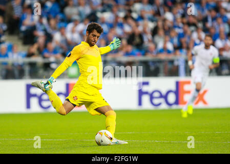 Poznan, Polen. 17. Sep, 2015. Europea Liga Fußball. Lech Poznan gegen Belenses. Ventura (Belenenses) löscht seine Box Credit: Action Plus Sport/Alamy Live News Stockfoto