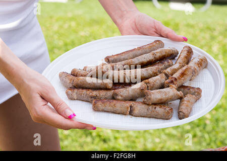 Frau Wurst am Grill-Party. Stockfoto