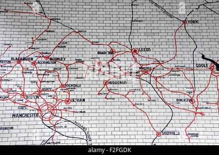 Historischen Kachelofen Lancashire und Yorkshire Bahn Streckenkarte an der Victoria Station in Manchester Stockfoto