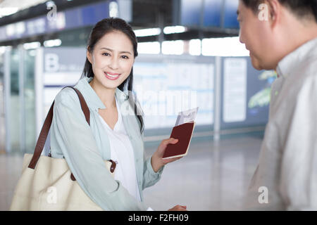 Älteres Paar warten am Flughafen Stockfoto