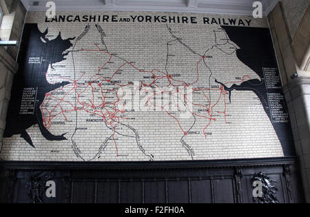 Historischen Kachelofen Lancashire und Yorkshire Bahn Streckenkarte an der Victoria Station in Manchester Stockfoto