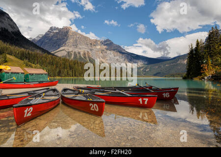 Kanus mieten am Emerald Lake, Yoho National Park, UNESCO-Weltkulturerbe, Rocky Mountains, British Columbia, Kanada. Stockfoto