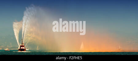Red Fire Boot Spritzen helle Ströme von Wasser an Demonstration am Fleet Week Feier, San Francisco, Kalifornien, USA Stockfoto