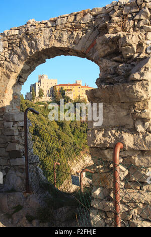 Blick auf das Schloss von Duino aus alten Schloss Stockfoto