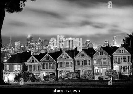 Malerische Aussicht des viktorianischen Häuser auf Steiner Strasse in der Nacht mit Skyline von San Francisco im Hintergrund von Alamo Square gesehen Stockfoto