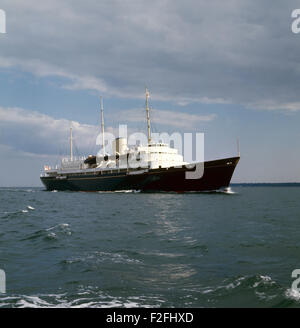 AJAXNETPHOTO. 1977. SOLENT, ENGLAND. -KÖNIGLICHE YACHT - DIE ROYAL YACHT BRITANNIA WEG UNTER GEWITTERHIMMEL KÖPFE FÜR COWES, ISLE OF WIGHT, UM ANKER AUS DEM HAFEN FÜR DIE COWES WOCHE SEGELN REGATTA FOTO: JONATHAN EASTLAND/AJAX REF: 703992 Stockfoto