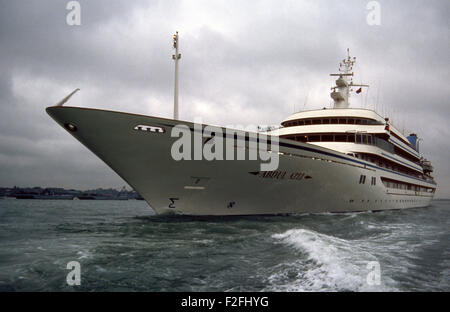 AJAXNETPHOTO. 1989. SOUTHAMPTON, ENGLAND. -KÖNIGLICHE YACHT - DIE SAUDI ARABIEN KÖNIGLICHE YACHT ABDUL AZIZ NACH AUßEN GEBUNDEN, NACH EINER KURZEN ÜBERHOLUNG IN PORT FOTO: JONATHAN EASTLAND/AJAX REF: 911246 Stockfoto