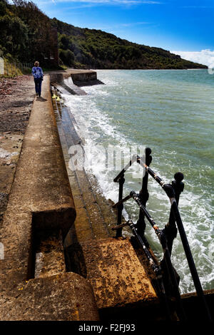 Die Waterfront ist der Fokus für Totland Bay an der Westküste von der Isle Of Wight, England Stockfoto